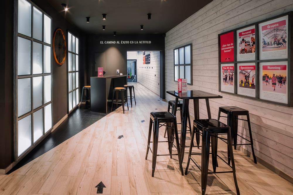 Entrada gimnasio ONE2ONE Murcia
